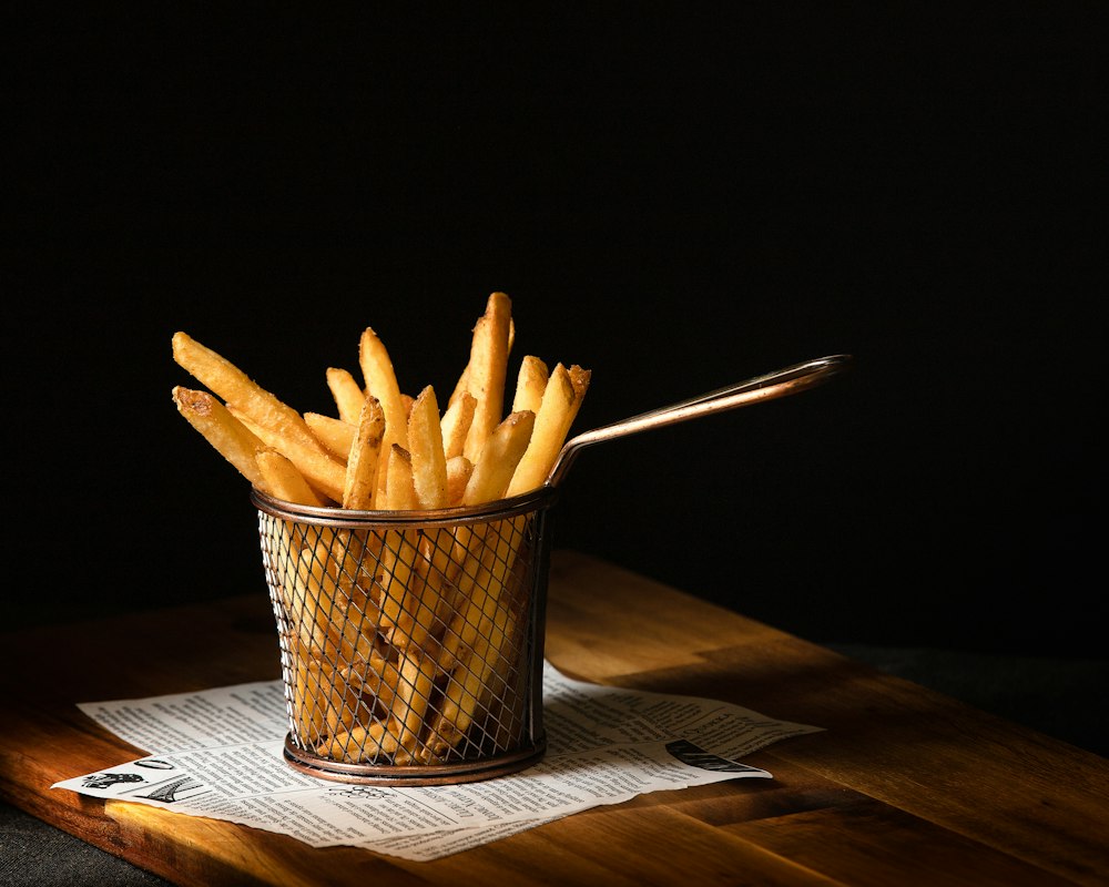Patatine fritte in un cestino
