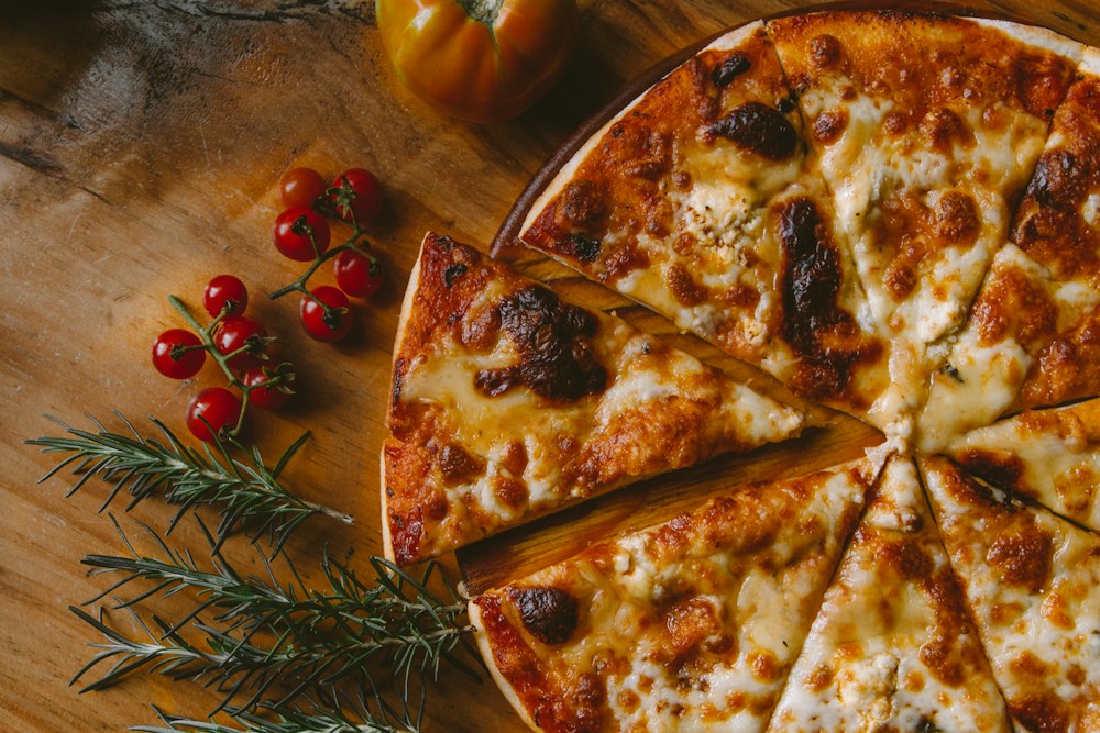 Pizza rustica su tagliere con pomodorini